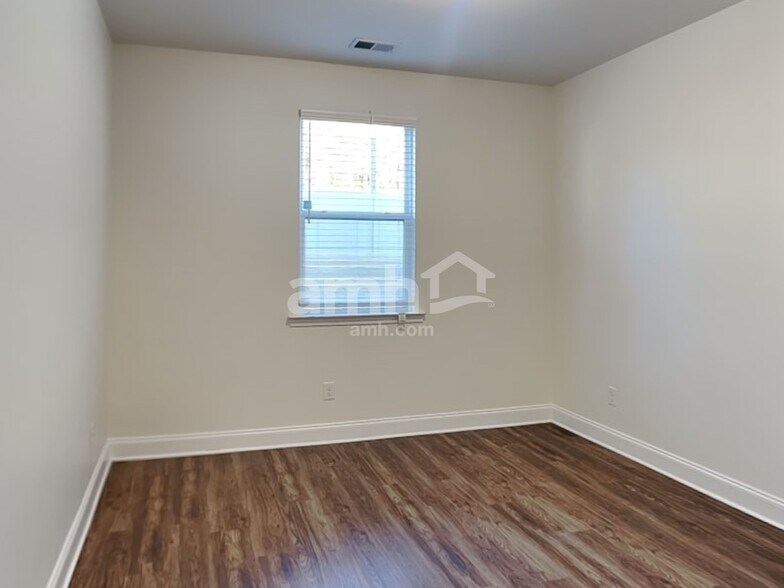 Building Photo - 1930 Sterling Brook Ct