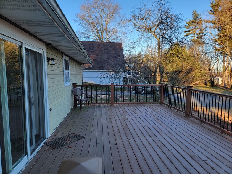 Building Photo - 40 Pine Crest Dr