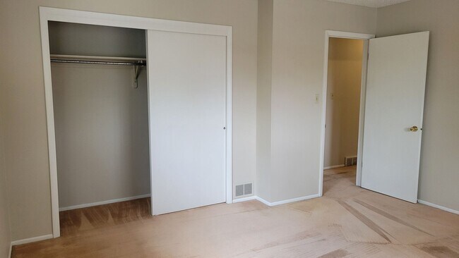 Building Photo - 4 Bed 2.5 Bath with A/C - Available Now!