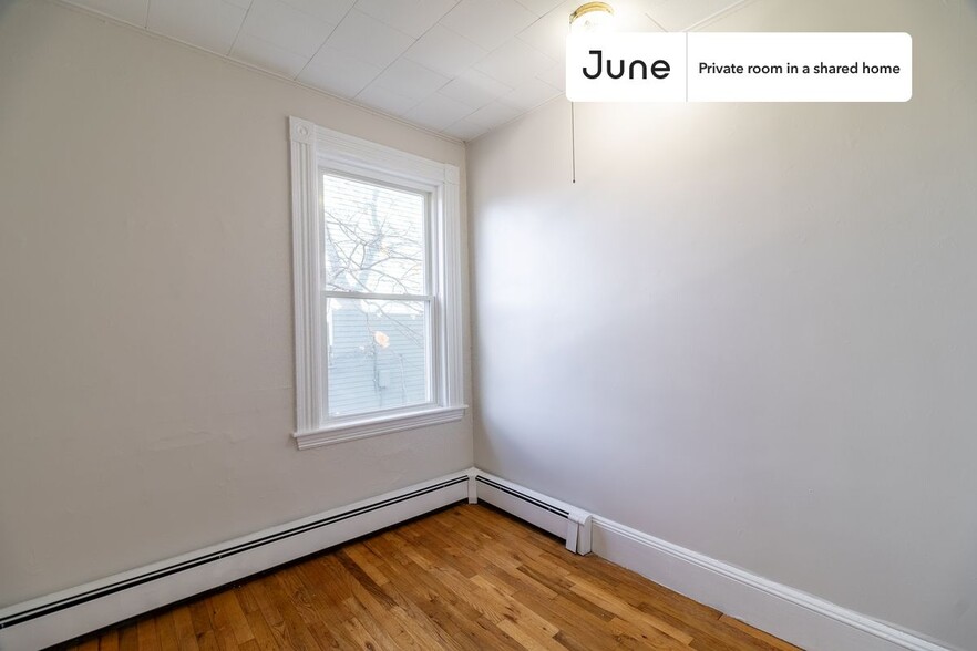 Primary Photo - Private bedroom in 3 bed/1 bath Home