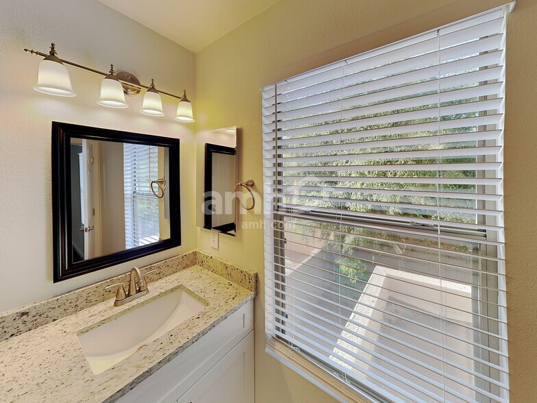 Building Photo - 1108 E Parkview Ct