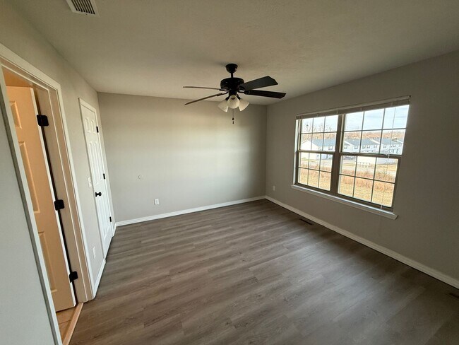 Building Photo - 3363 S Hillcrest Ave