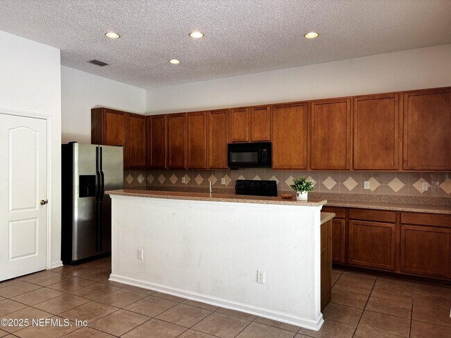 Building Photo - Stunning 3 BDR, 2 BA home in Collinswood s...