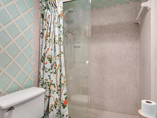 Building Photo - 1537 E Hillsboro Blvd