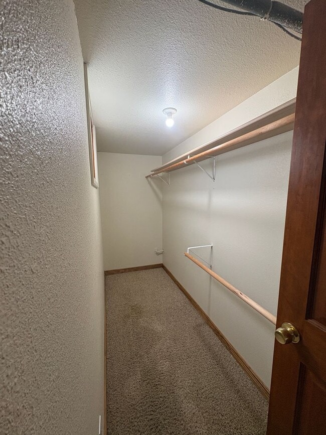 Building Photo - 3 bedroom 2 bathroom house