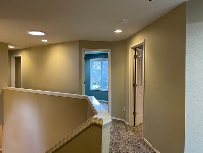 Building Photo - Adorable 4 Bedroom 2.5 Bath Home in Fisher's Landing! Fully Fenced Backyard! Mountain View High S...