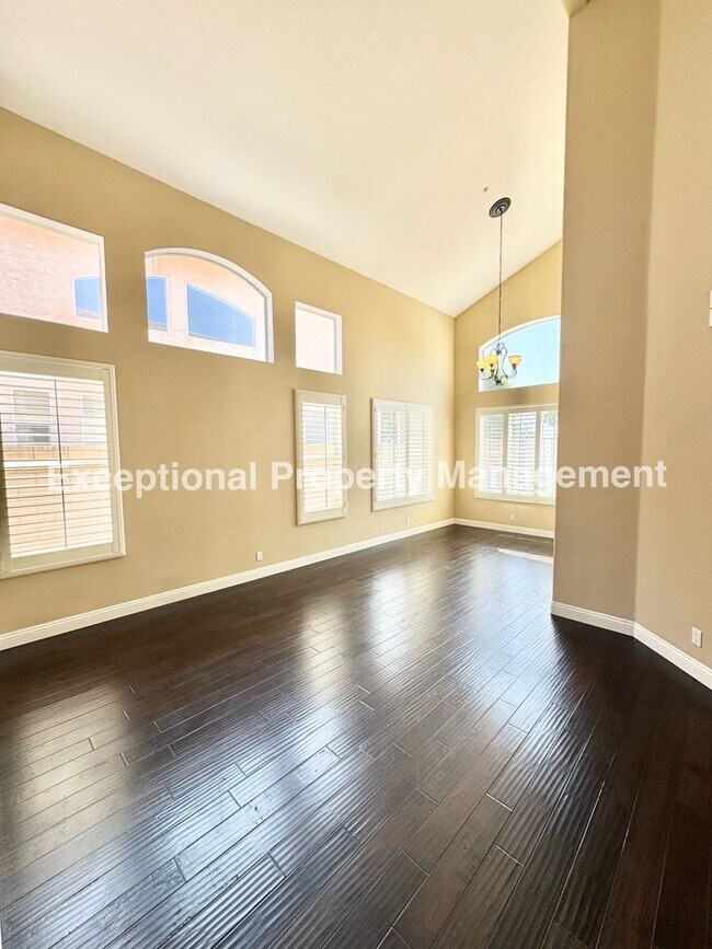 Building Photo - Ready to move in 4 bedroom 3 bath home with a loft and 3 car garage!