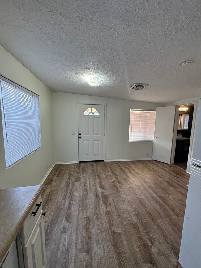 Building Photo - West Roseburg 2 Bedroom home with fenced yard