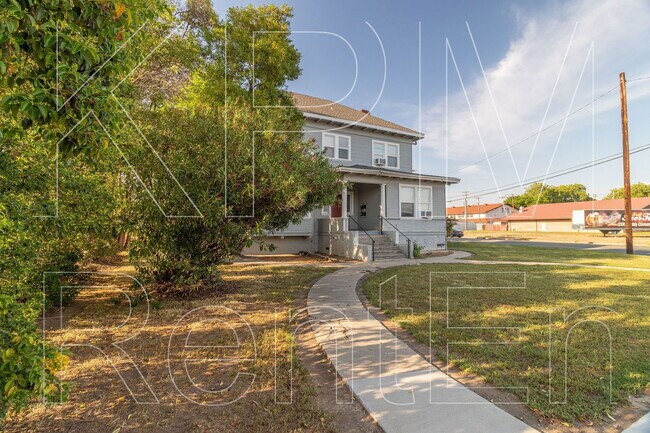 Building Photo - 121 E Lockeford St