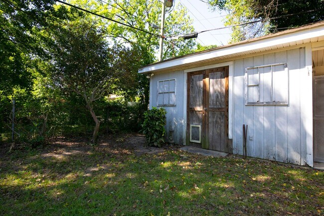 Building Photo - Beautiful rental full of character and charm located in The Avenues of Cayce! Close to USC!