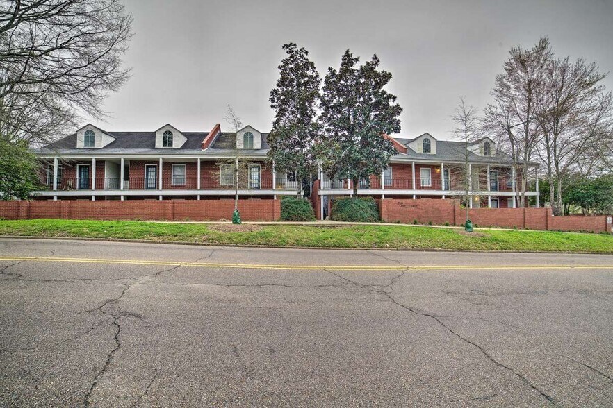 Building Photo - 518 E Gillespie St