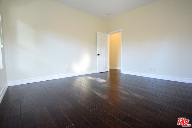 Building Photo - 1093 Avoca Ave