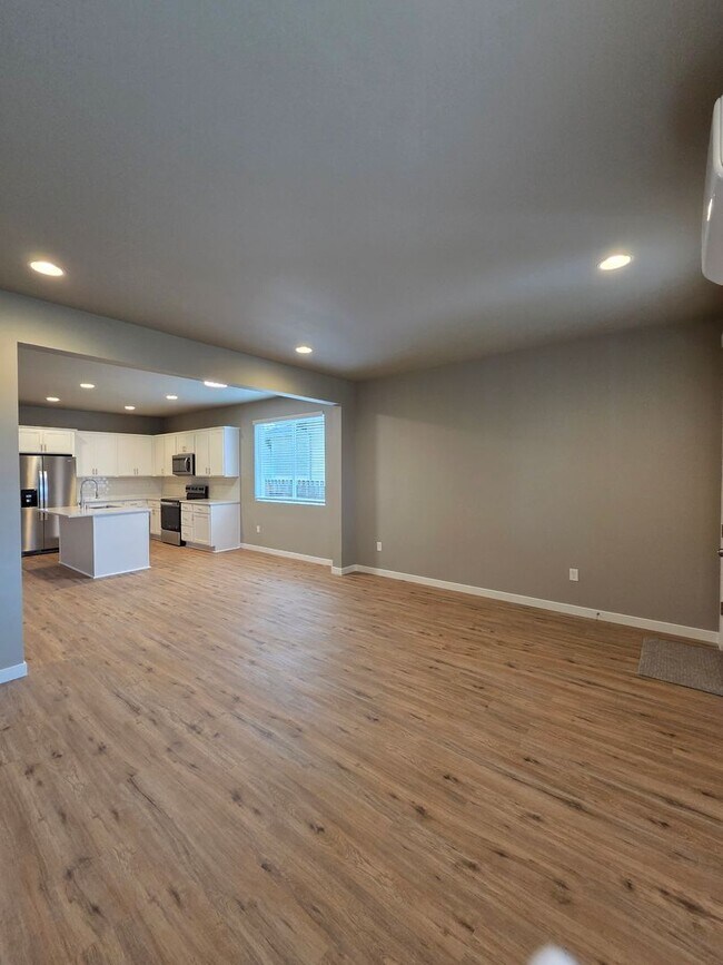 Building Photo - Brand new rental 3 bedroom 2.5 Bath in Centralia