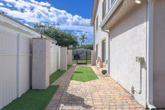 Building Photo - 1660 NE 25th Ave