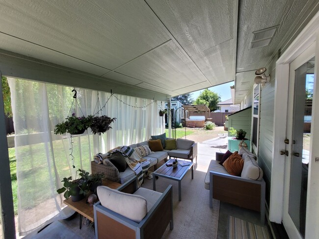 Building Photo - Stunning Home with Hot Tub with Detached O...