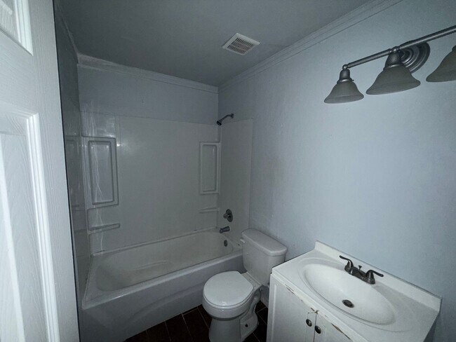 Building Photo - Spacious 2/2 in SW Gainesville – W/D Included!