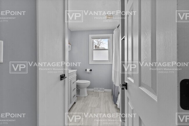Building Photo - 606 Simonet St