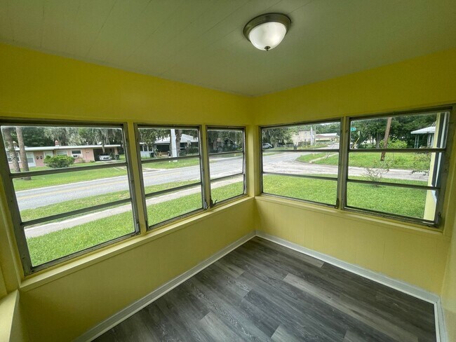 Building Photo - Spacious 2 bedroom, 1 bathroom home Availa...