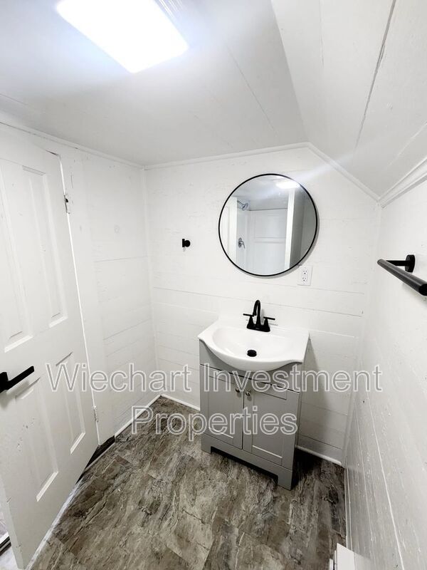 Building Photo - 931 1/2 W Wayne St