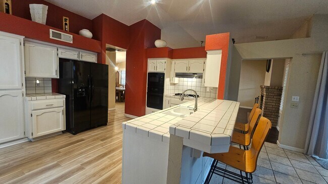 Building Photo - Great NW home with POOL & SOLAR!