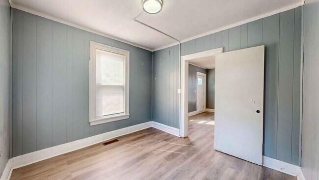 Building Photo - Newly Renovated 2 Bedroom Apartment - Heat...