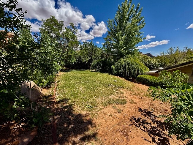 Building Photo - Distinctive and Spacious 5-BR Home in Bloomington