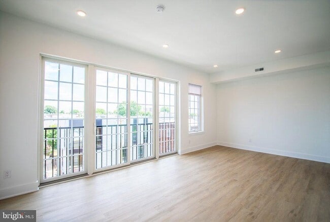 Building Photo - 1324 Frankford Ave