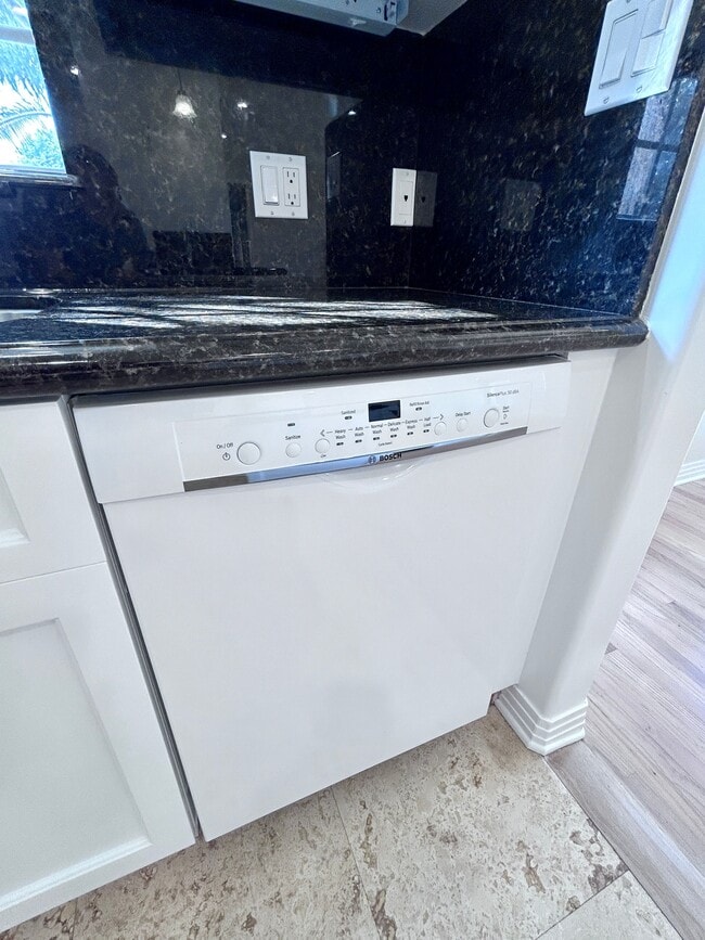 Building Photo - 7530 S Westlawn Ave