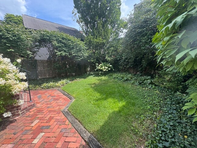 Building Photo - Beautiful German Village Home with Parking...