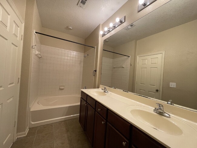 Building Photo - Luxurious 3-Bedroom Condo in Panama City, FL with Spacious Layout and Modern Amenities!