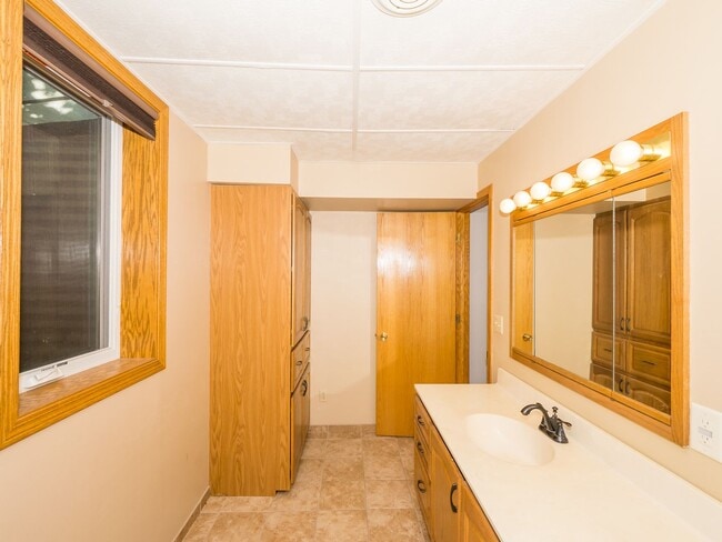 Building Photo - Cute 4 bedroom home for rent! Recently Upd...