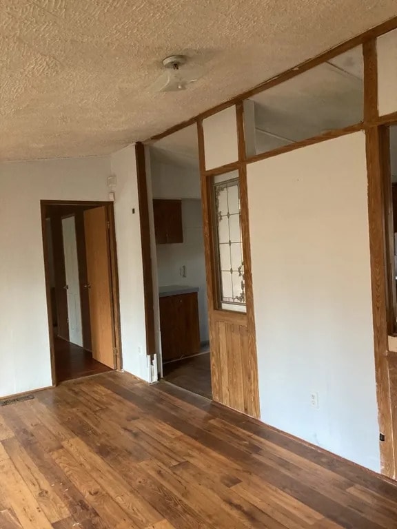 Building Photo - 3 Bedroom 2 Bathroom