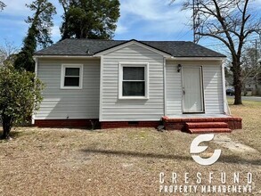 Building Photo - Newly renovated 2BR 1 Bath