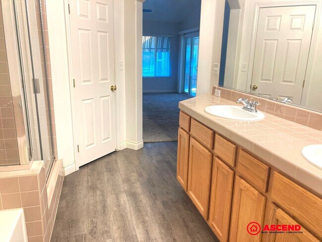 Building Photo - Beautiful 4 Bedroom Home in the Southwest!