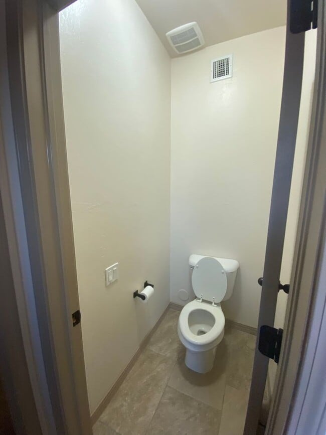 Building Photo - Beautiful 4 Bedroom, 3 Bathroom Home! Avai...