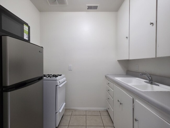 Building Photo - Cozy 1 Bedroom / 1 Bathroom Apartment Available for Lease in Yuma, AZ!