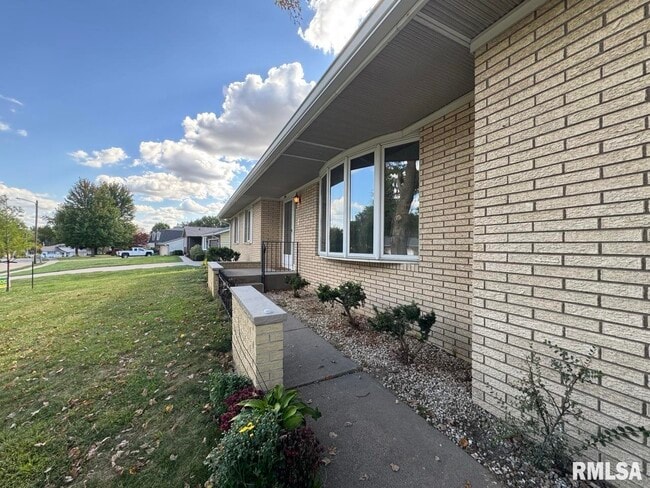 Building Photo - 3816 Ridgewood Dr