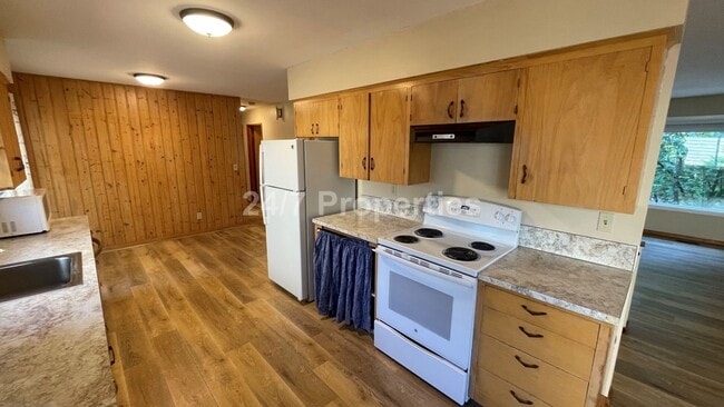 Building Photo - Spacious 4BD I 2BA Home w/ Separate Living...