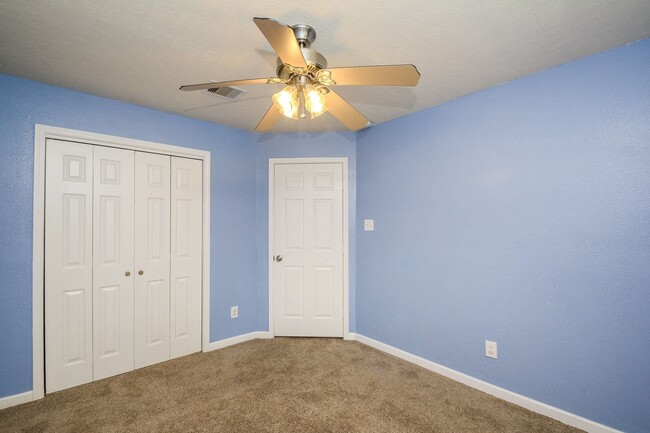 Building Photo - 3848 Armand Dr