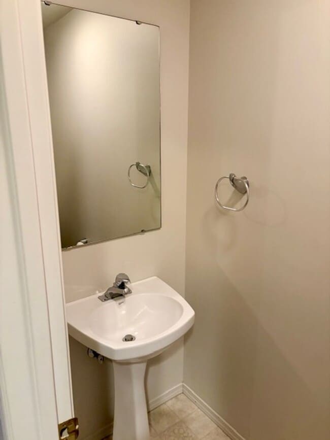 Building Photo - 3 Bed / 2.5 Bath Townhouse – Bozeman, MT  Price Reduced!