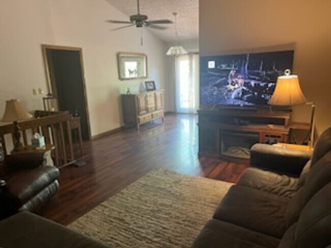 Building Photo - Large 4BR 3BTH 2car attached garage 1/2 du...