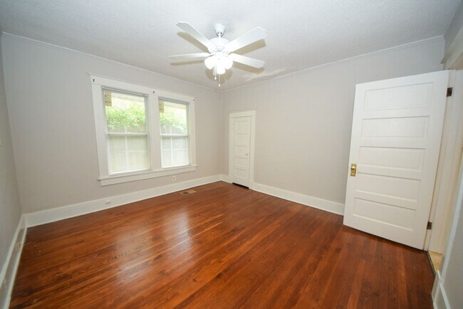 Building Photo - UPDATED BATHS AND KITCHEN WITH SS APPLIANCES near University of Memphis.