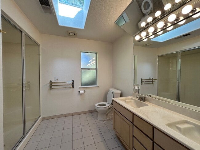 Building Photo - 2 Bed, 2.5 Bath Walnut Creek Home – Peacef...