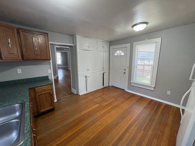 Building Photo - Charming & Spacious 2-Bedroom Home with Private Backyard and Garage Parking