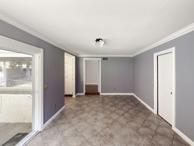 Building Photo - 3 Bedroom/2 Bathroom Private Home with Lar...