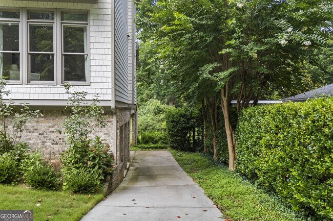 Building Photo - 1742 Helen Dr NE