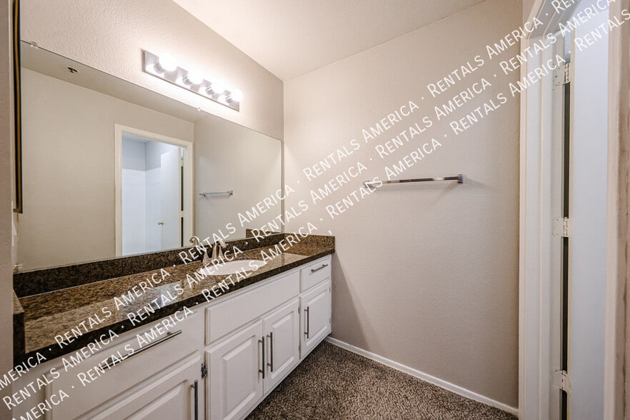 Building Photo - 2025 E Campbell Ave