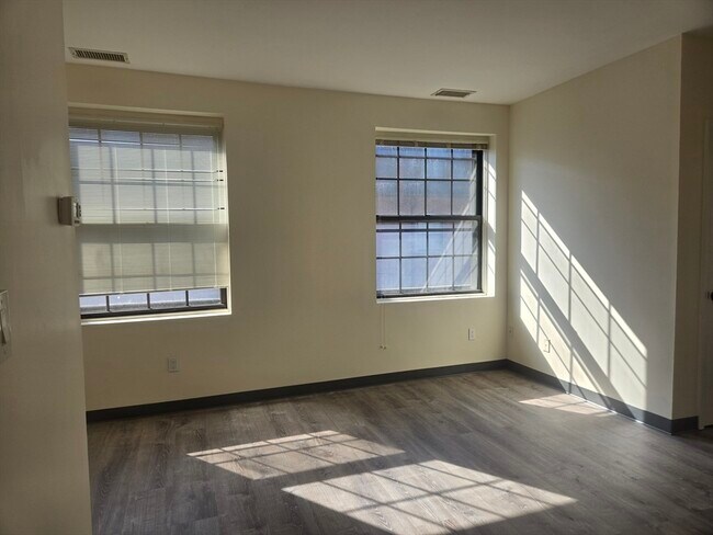 Building Photo - 21 Linden St