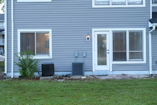 Building Photo - Recently Updated 2bd 2bth Condo Available ...