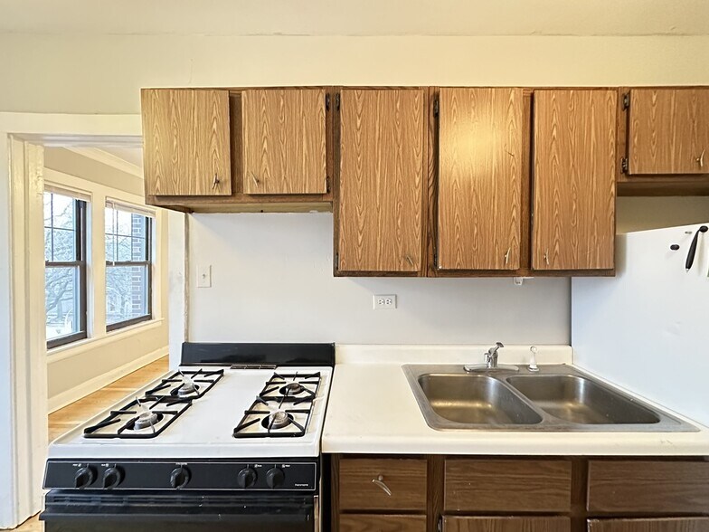 Building Photo - 3007 N Racine Ave